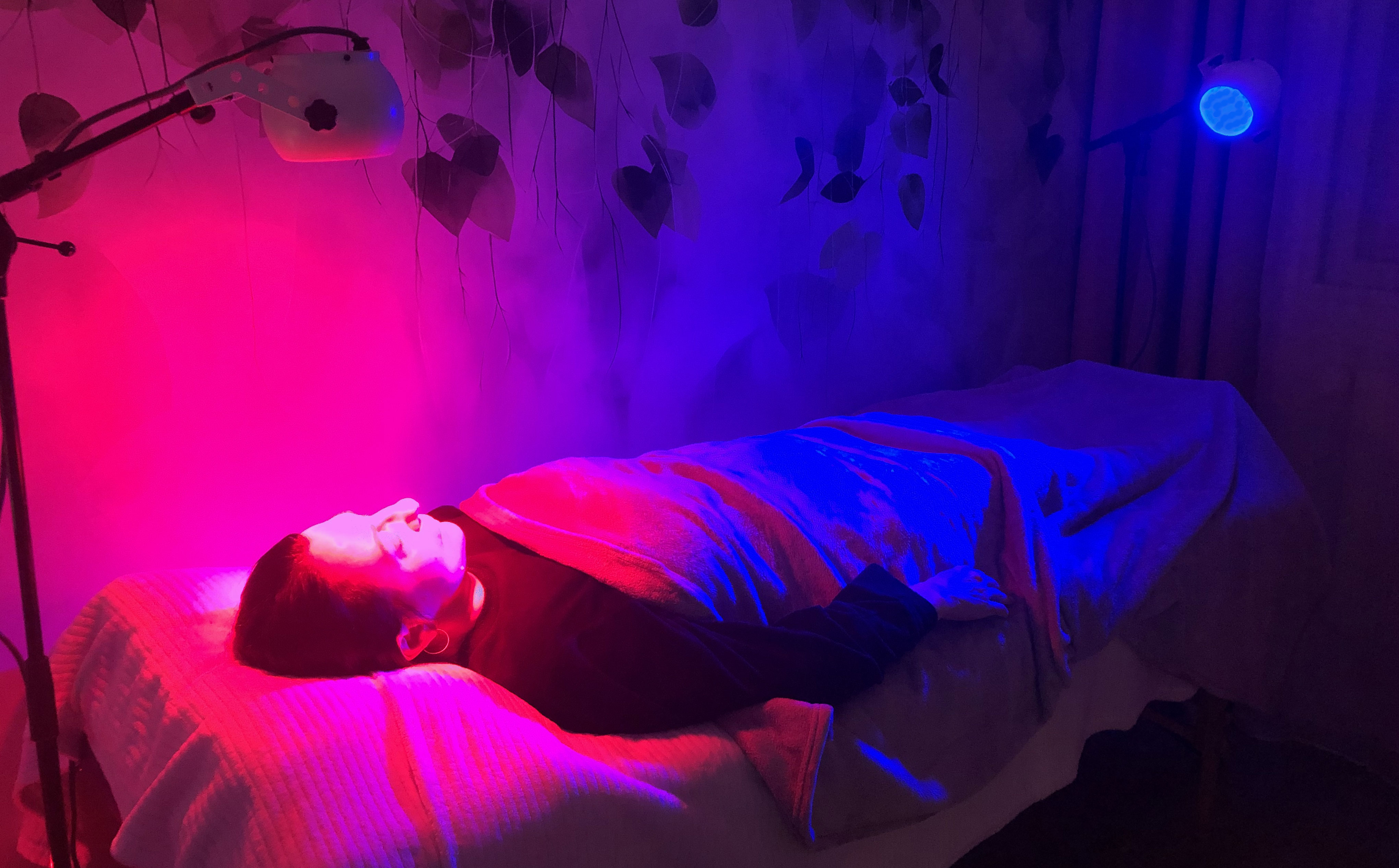 Corps allongé sous la lumière magenta et bleu